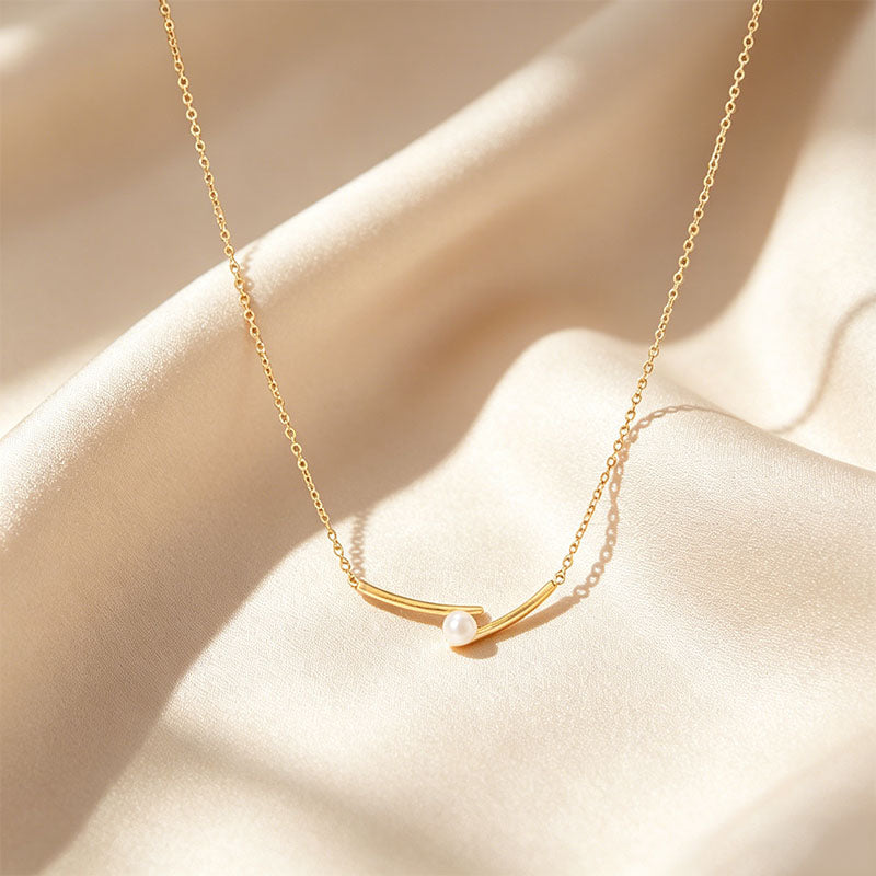 Exquisite Curved Single-Pearl Necklace