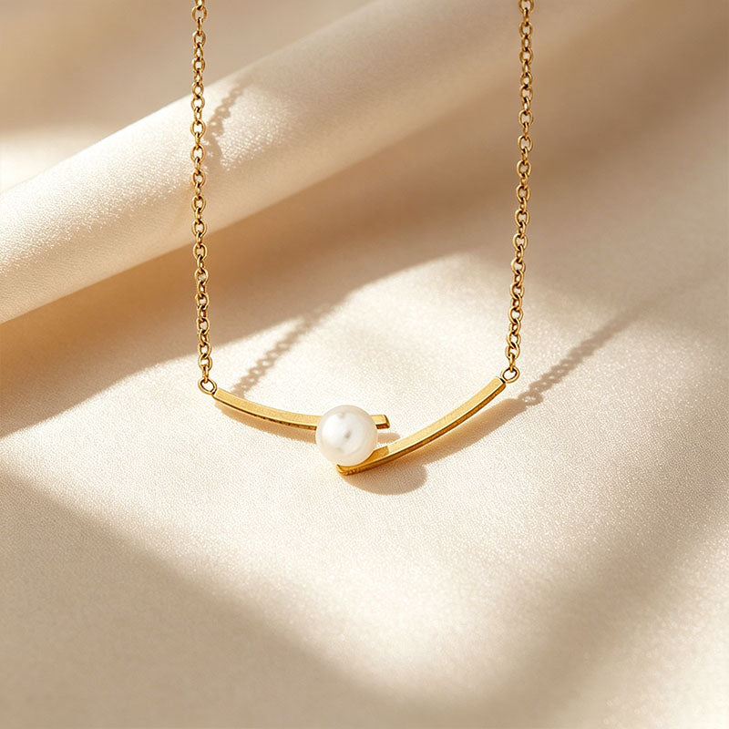 Exquisite Curved Single-Pearl Necklace