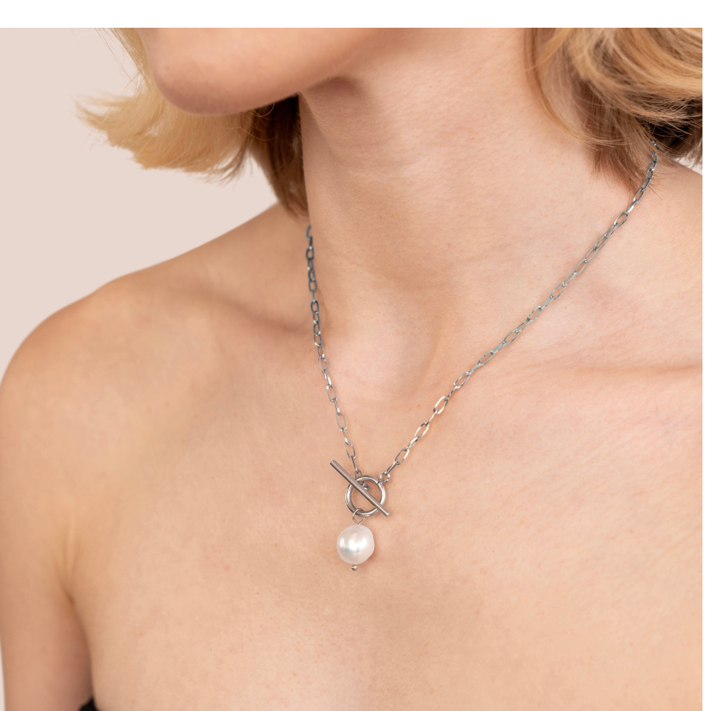 Evelyn – Gold chain with a pendant adorned with pearls.