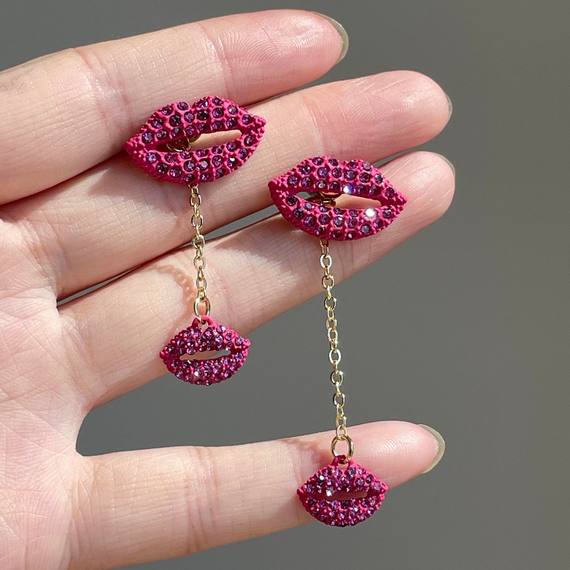 Lips diamond asymmetrical earrings