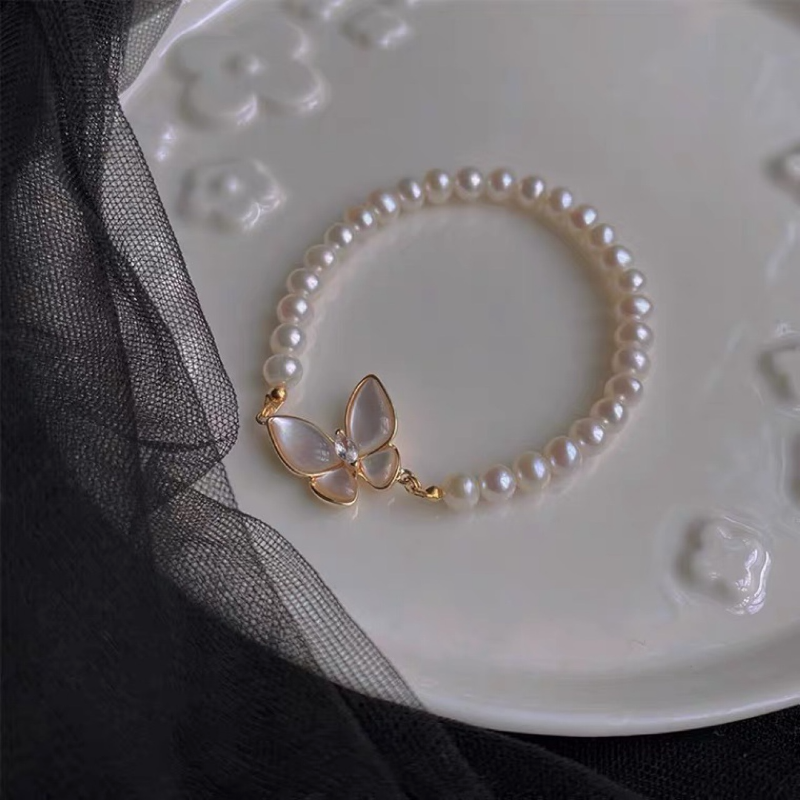 Dancing Butterfly ? Freshwater Pearl Bracelet