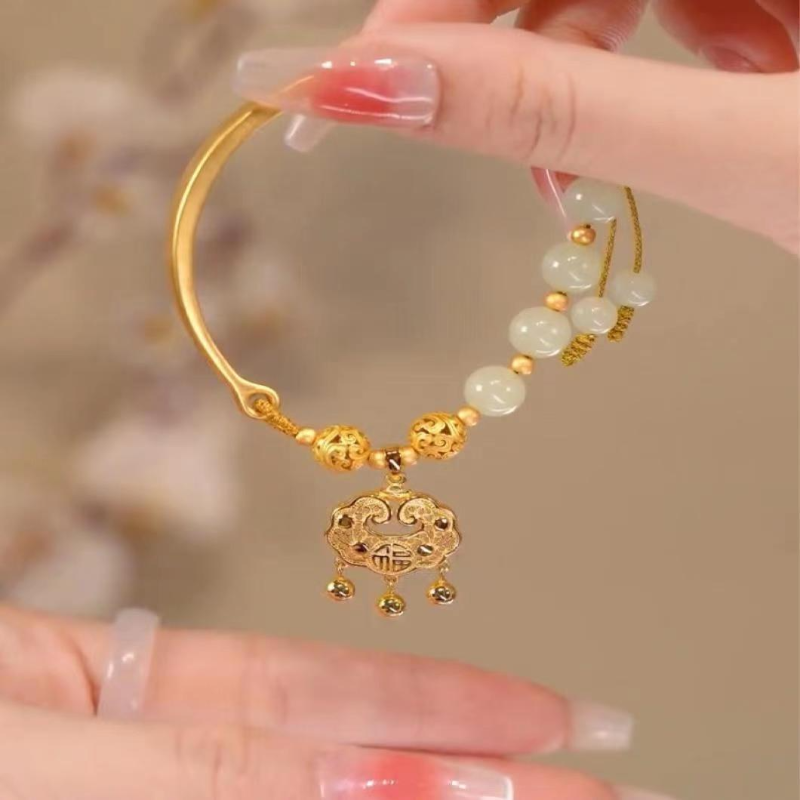 Eternal happiness ? Emerald Jade stone bracelet
