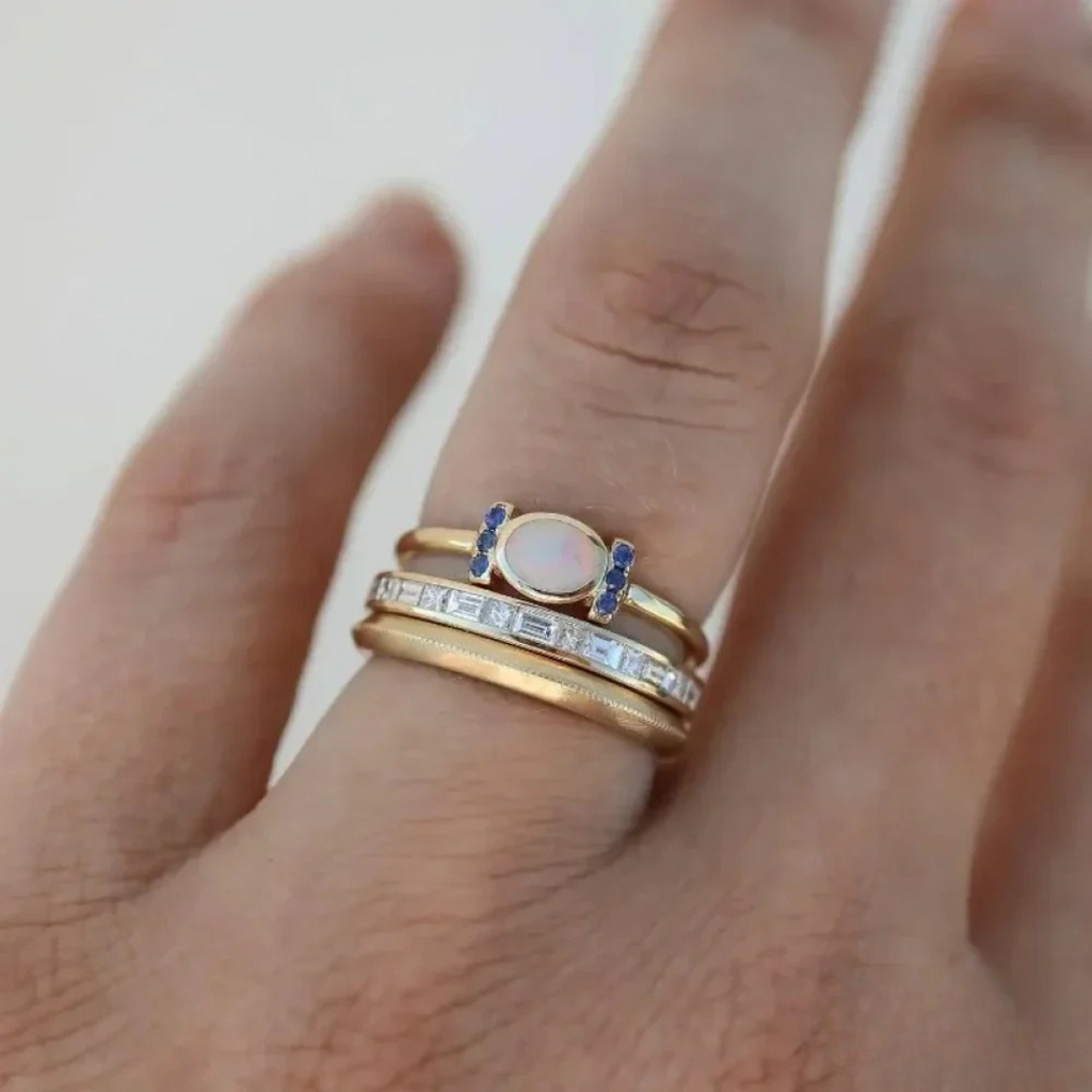 Tereza – A delicate gold ring with a radiant opal and clear contours.