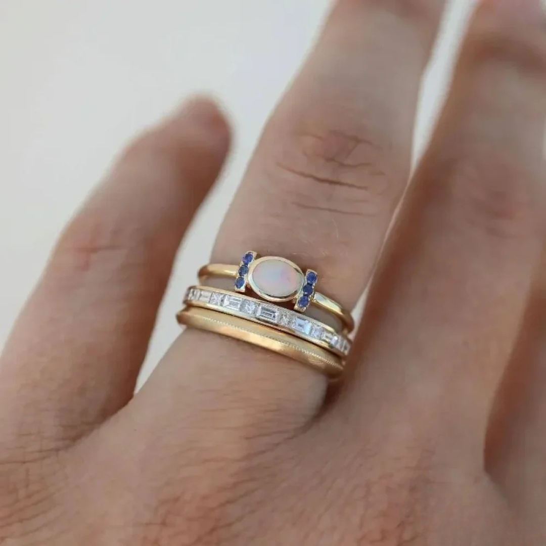 Tereza – A delicate gold ring with a radiant opal and clear contours.