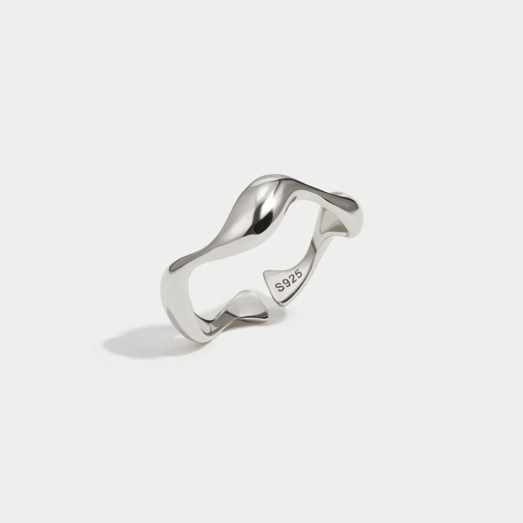 Tabea – A Softly Curved Silver Ring.