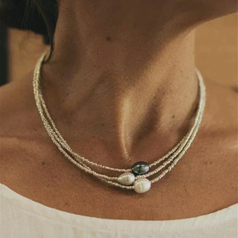 Helene – A beautiful pearl necklace made of multiple threads in harmonious natural colors.