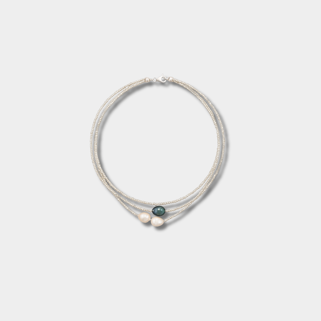 Helene – A beautiful pearl necklace made of multiple threads in harmonious natural colors.