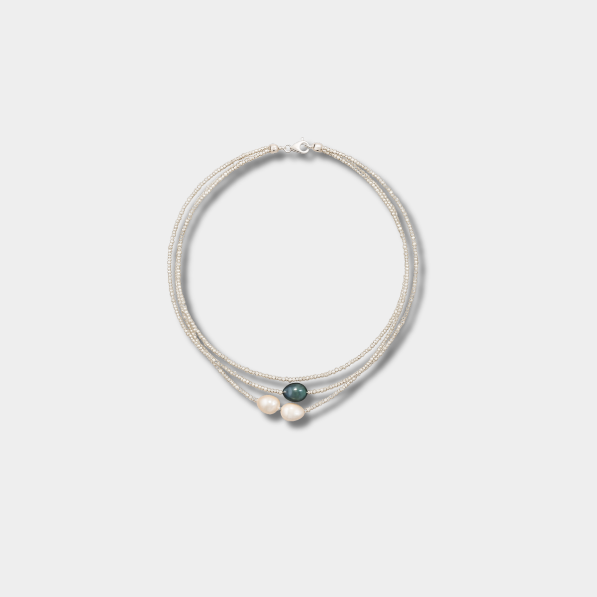 Helene – A beautiful pearl necklace made of multiple threads in harmonious natural colors.
