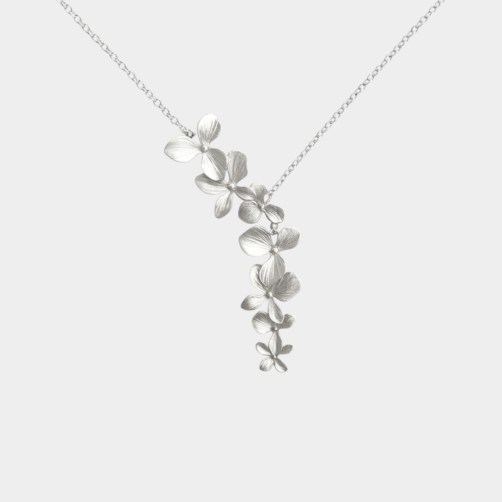 Stephanie – A delicate circular design gold necklace.