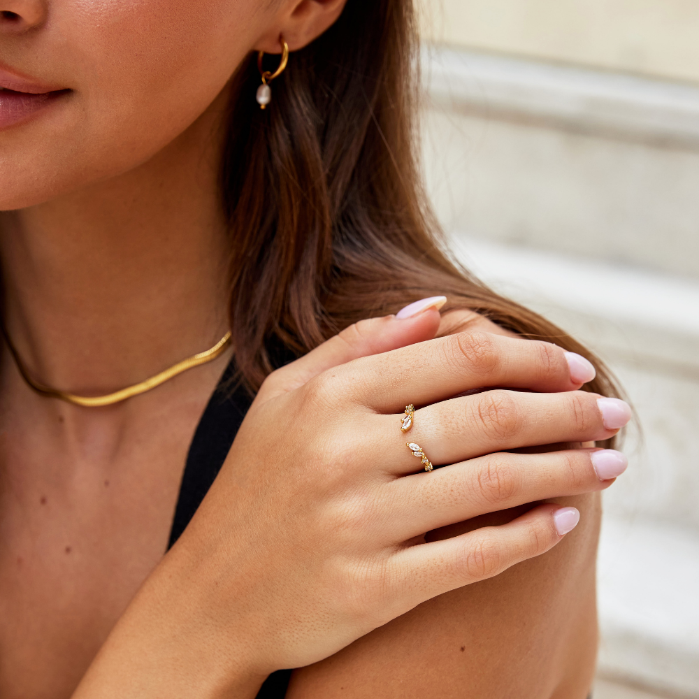 Johanna – An open and curvaceous gold ring.