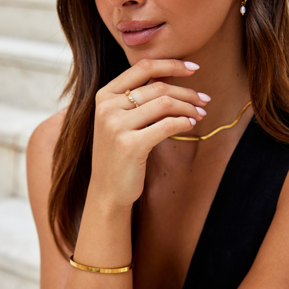 Johanna – An open and curvaceous gold ring.