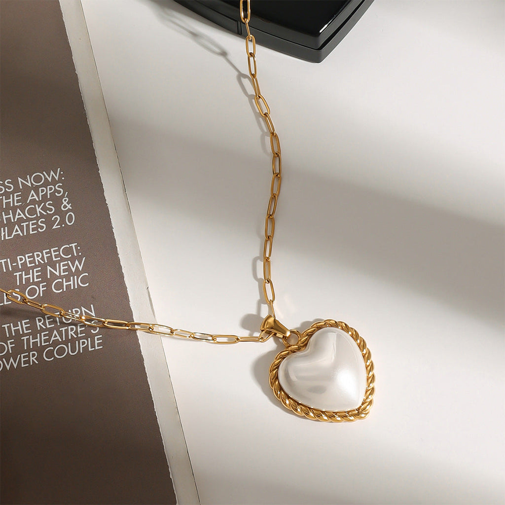 Victoria – Elegant Gold Necklace with Pendant.