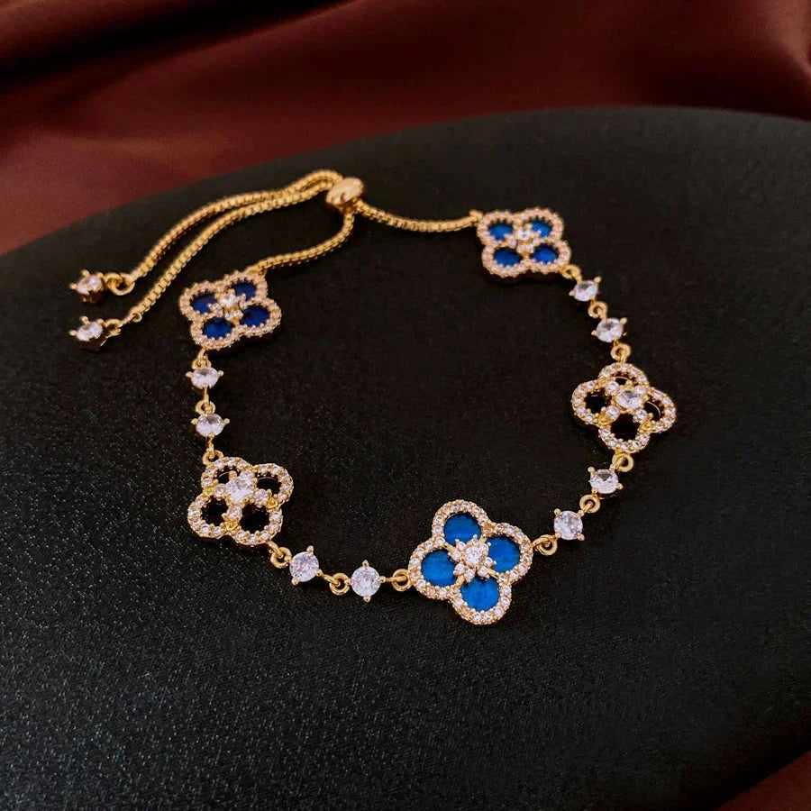 Four-leaf flower cluster �?natural shell bracelet