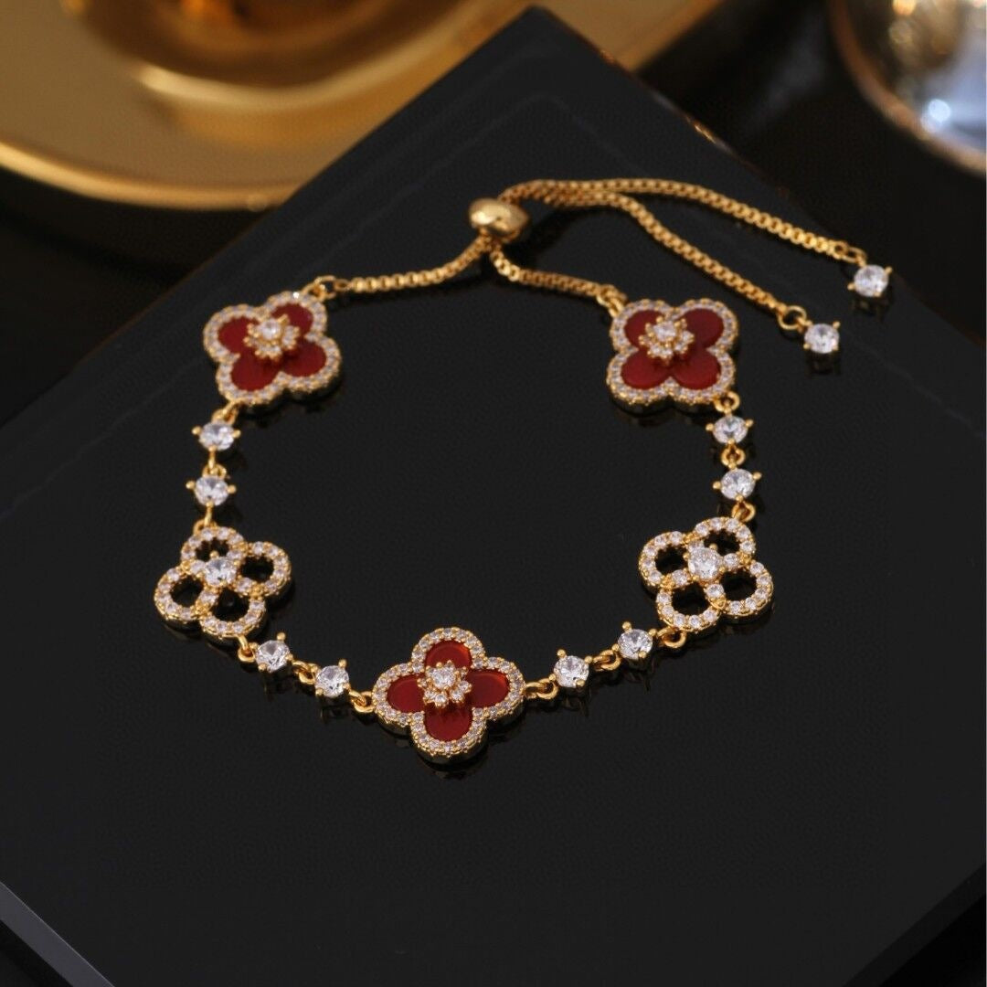 Four-leaf flower cluster �?natural shell bracelet