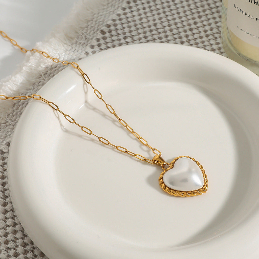 Victoria – Elegant Gold Necklace with Pendant.