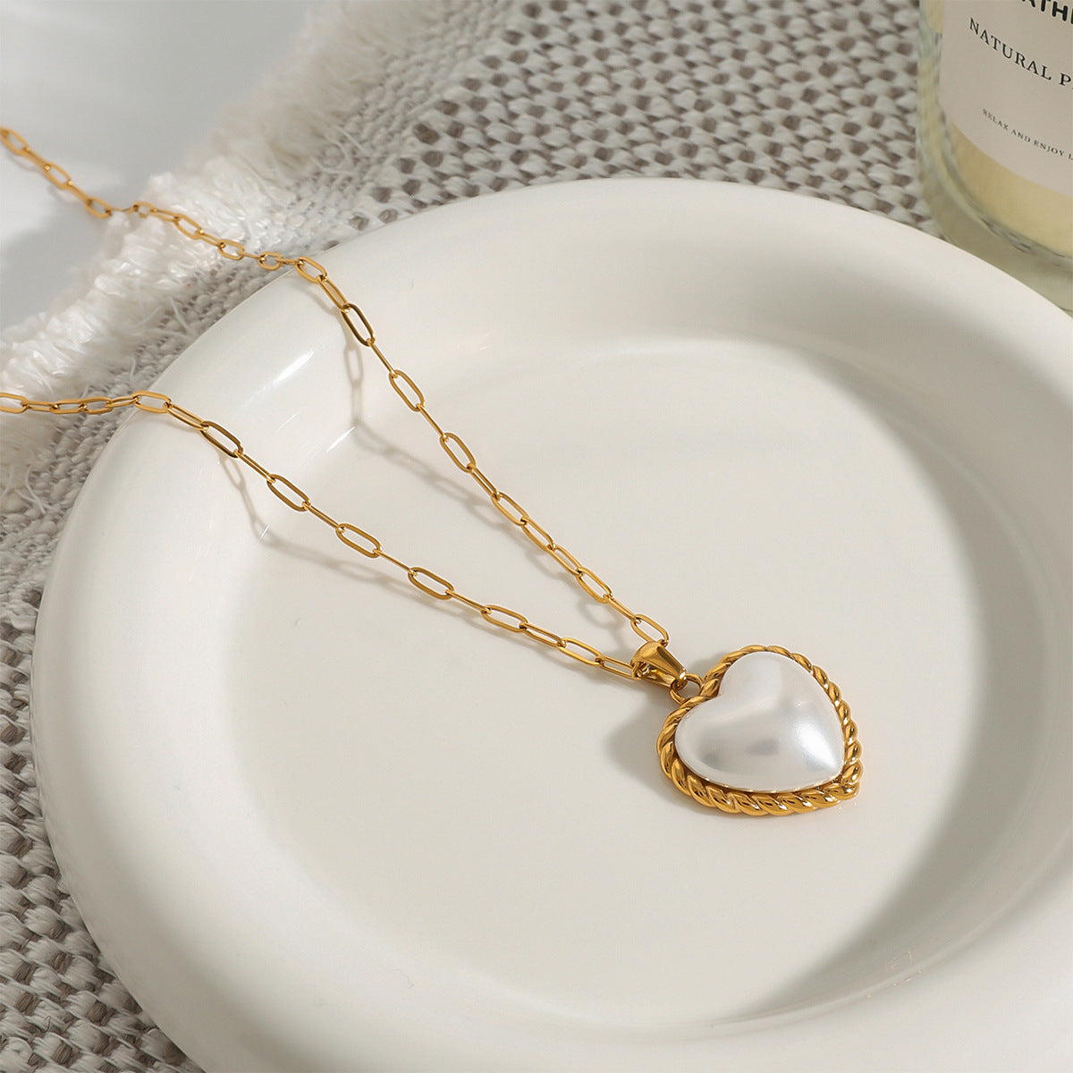 Victoria – Elegant Gold Necklace with Pendant.
