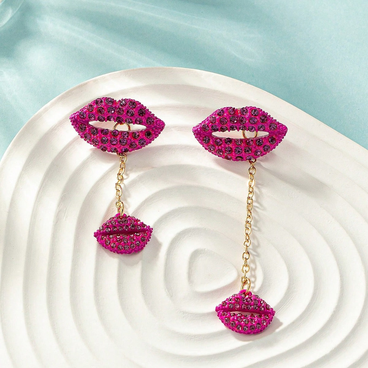 Lips diamond asymmetrical earrings