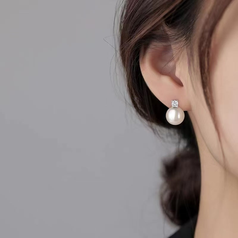 Freshwater pearl necklace and earrings