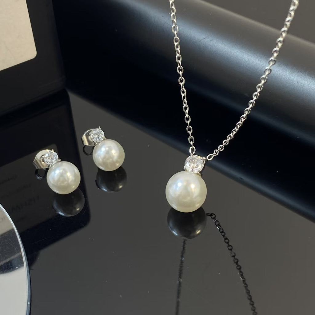 Freshwater pearl necklace and earrings