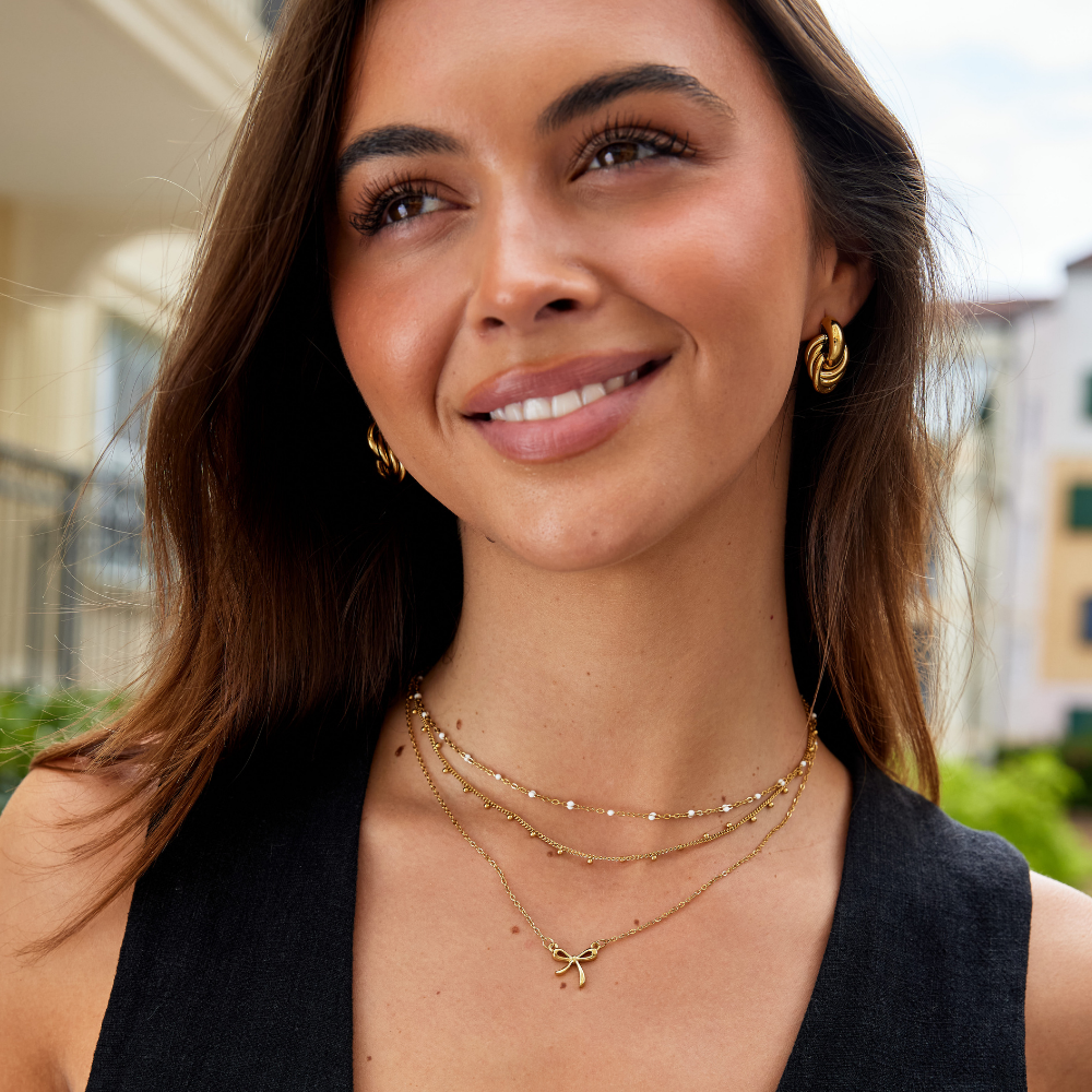 Sabina – A delicate gold necklace with mini pearls.