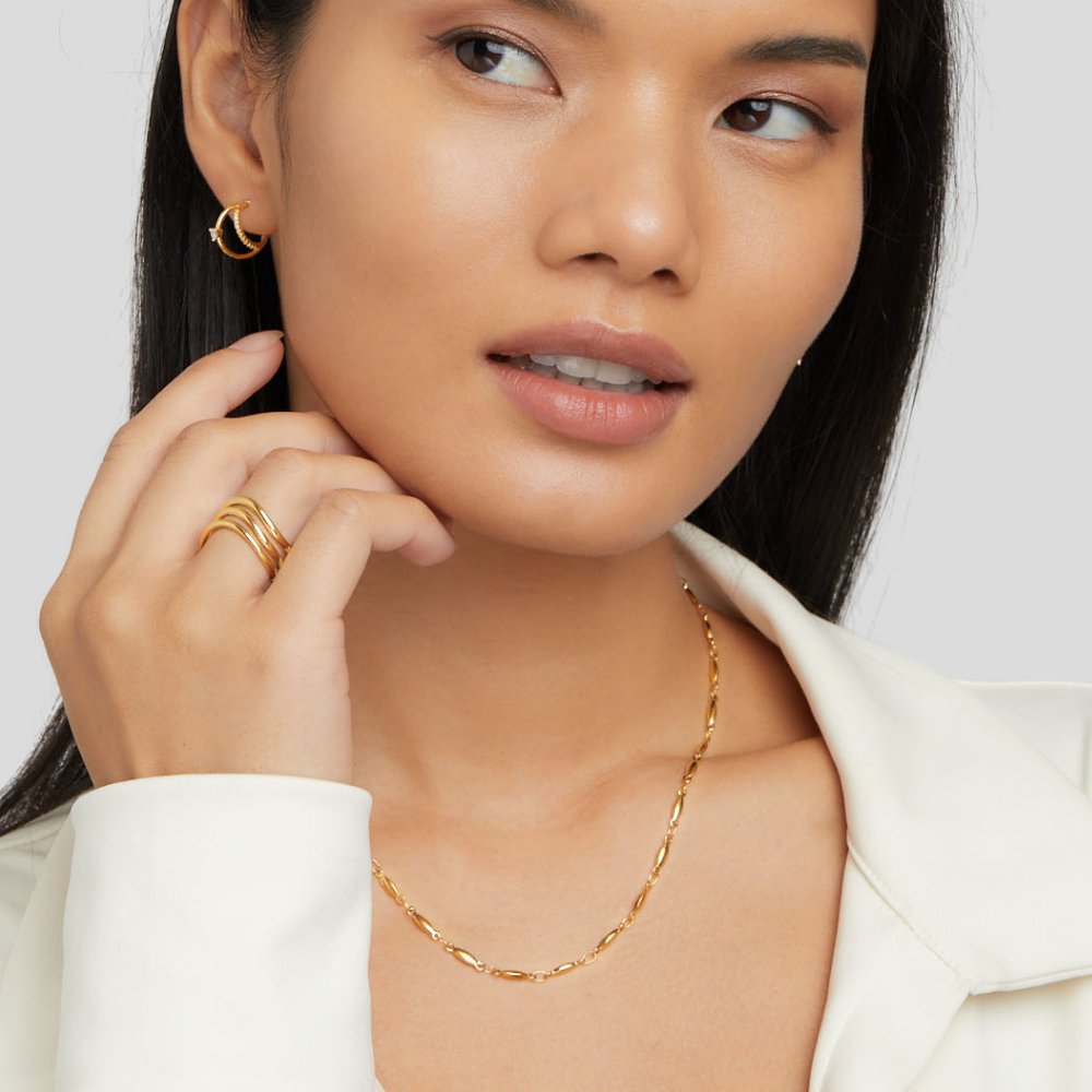 Magdalena – A delicate gold necklace with subtle links.