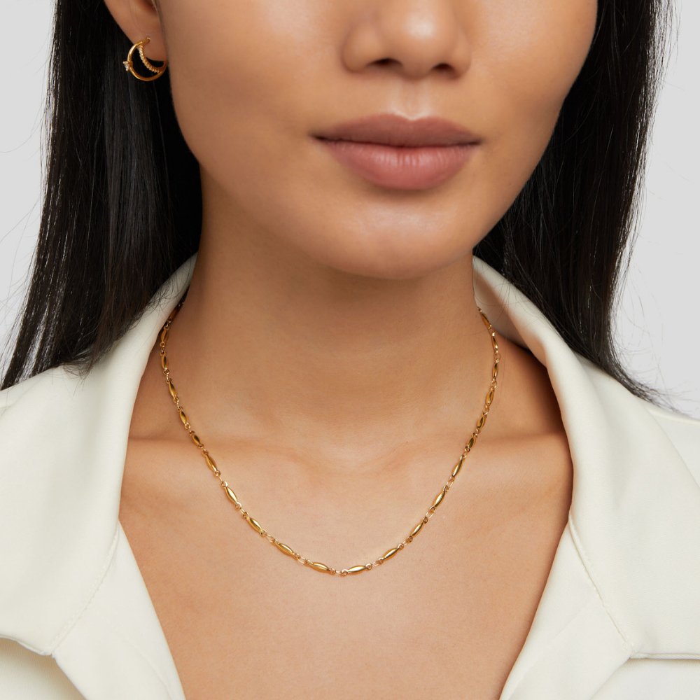 Magdalena – A delicate gold necklace with subtle links.