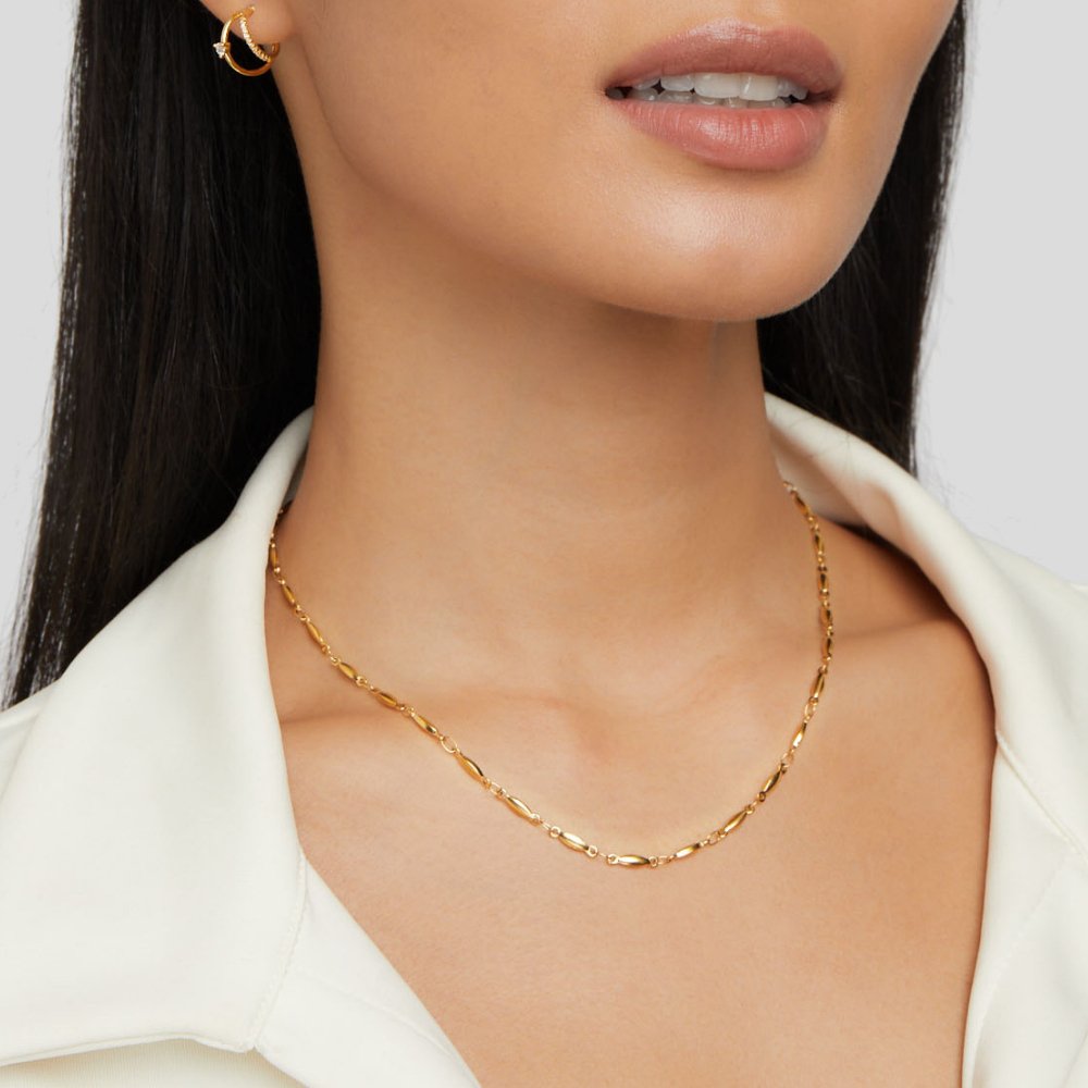 Magdalena – A delicate gold necklace with subtle links.