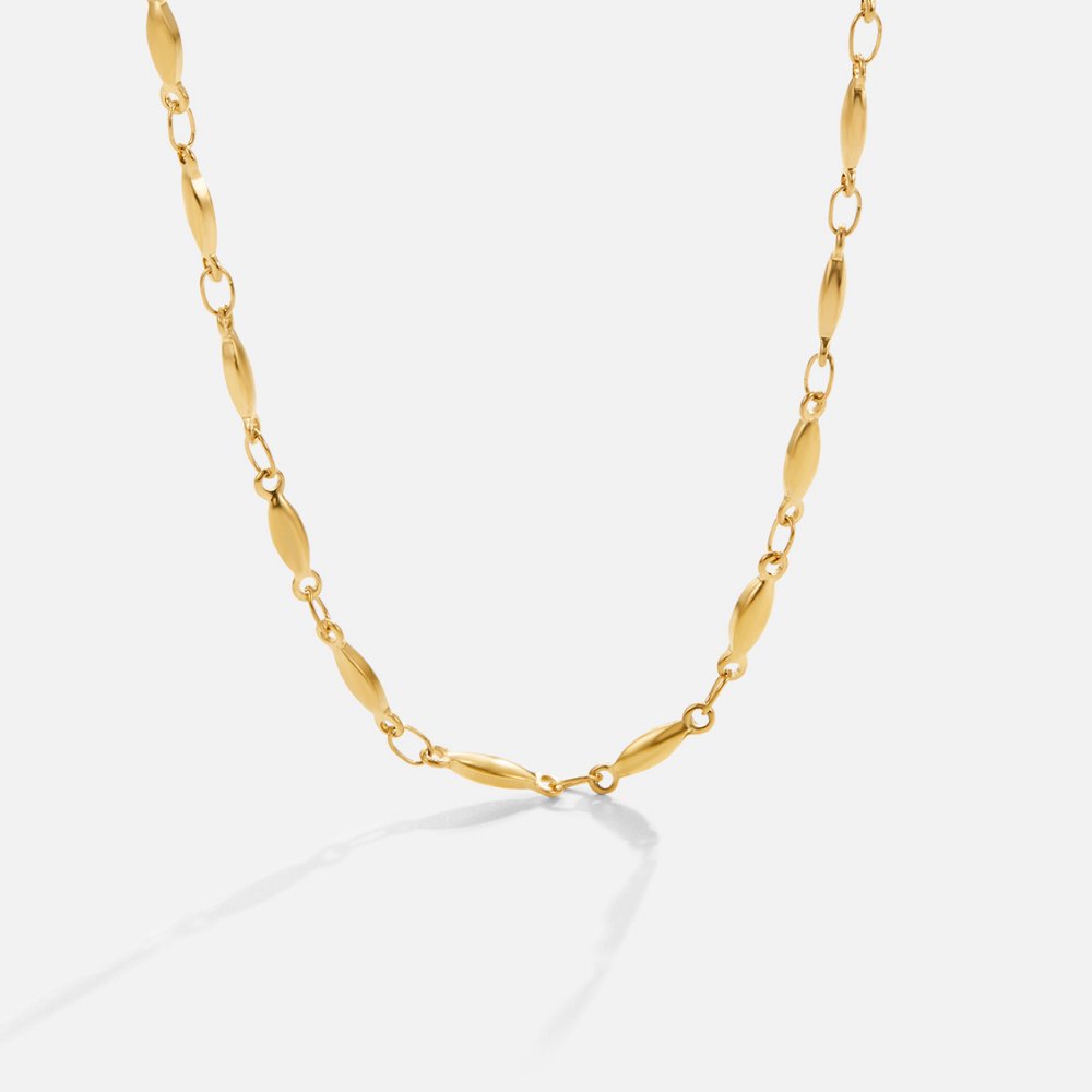 Magdalena – A delicate gold necklace with subtle links.