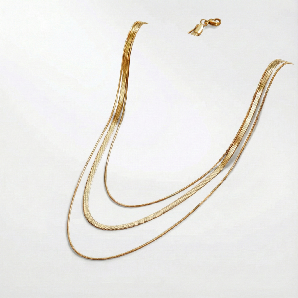 Antoni – A gold-colored layered necklace with a clear structure.