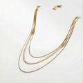 Antoni – A gold-colored layered necklace with a clear structure.