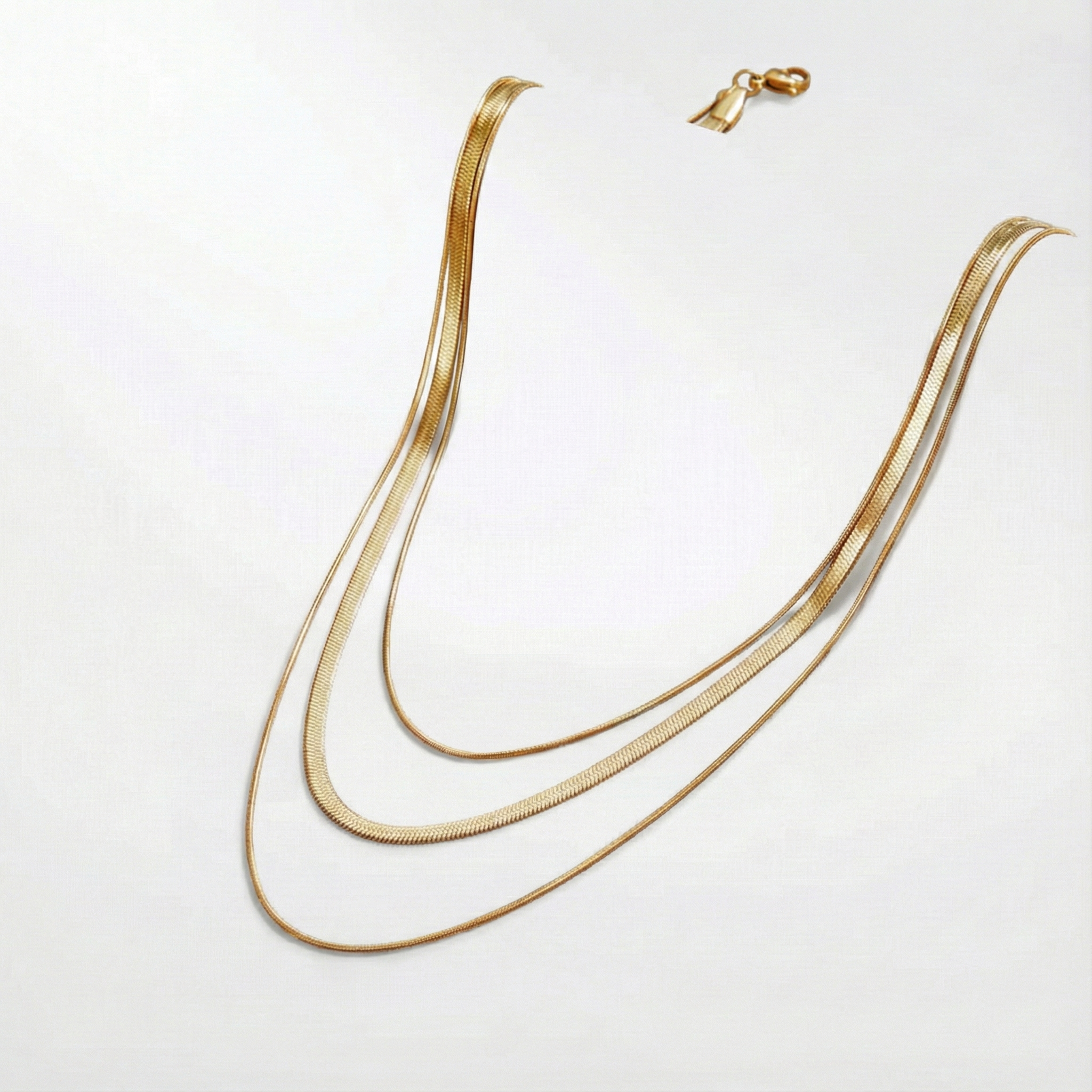 Antoni – A gold-colored layered necklace with a clear structure.