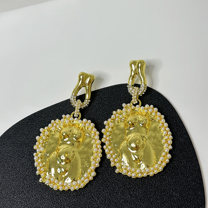 Light luxury retro pearl art earrings