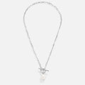 Evelyn – Gold chain with a pendant adorned with pearls.