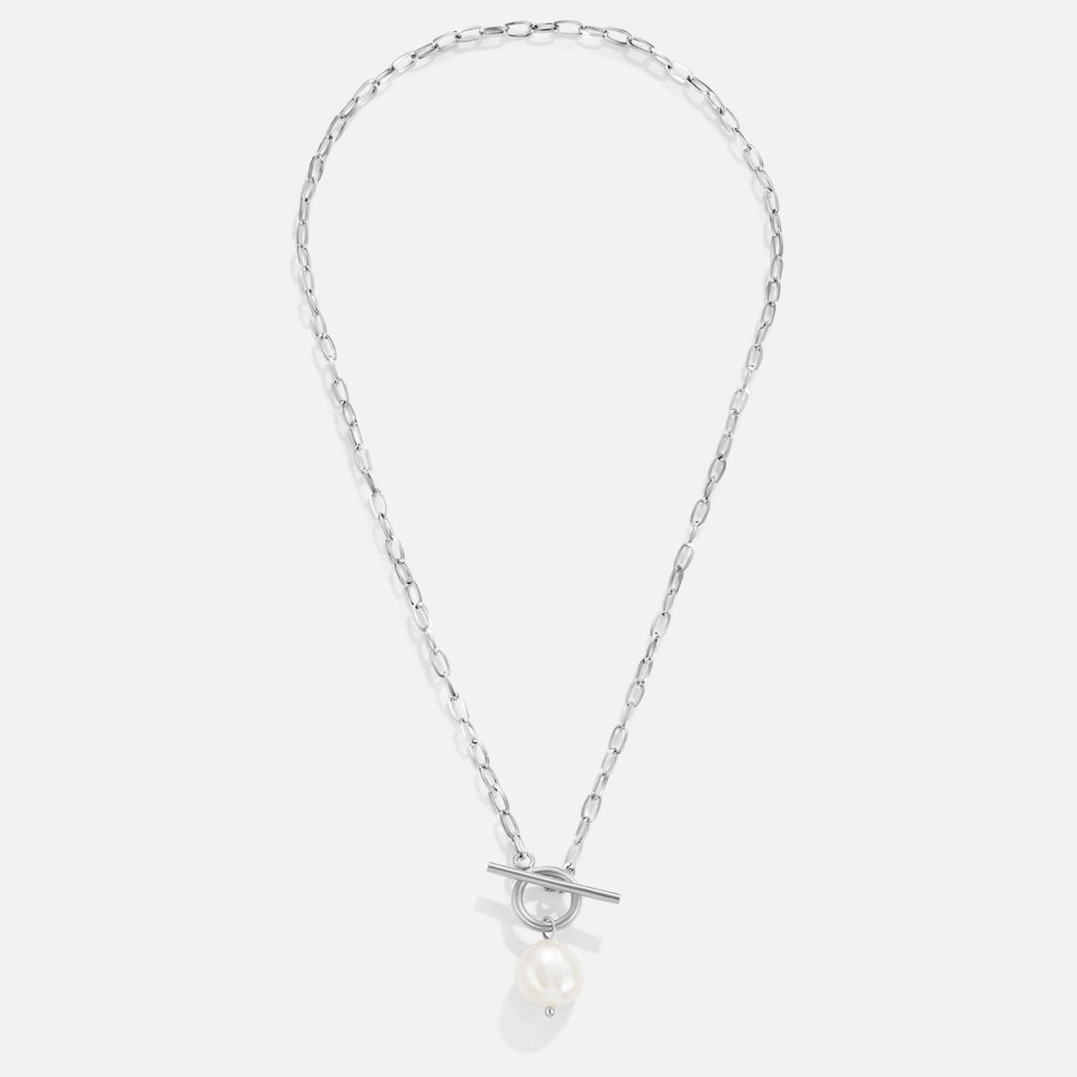 Evelyn – Gold chain with a pendant adorned with pearls.