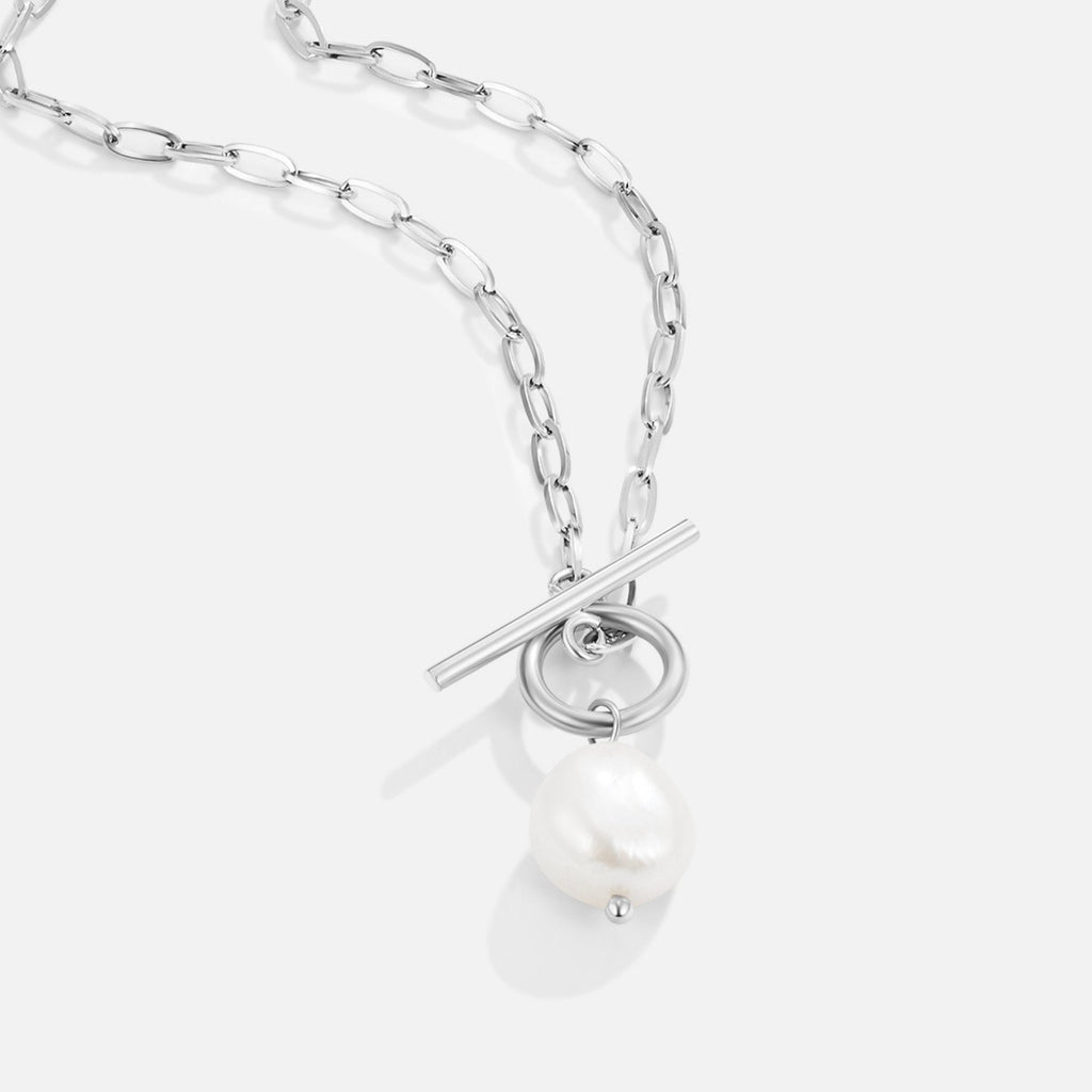 Evelyn – Gold chain with a pendant adorned with pearls.