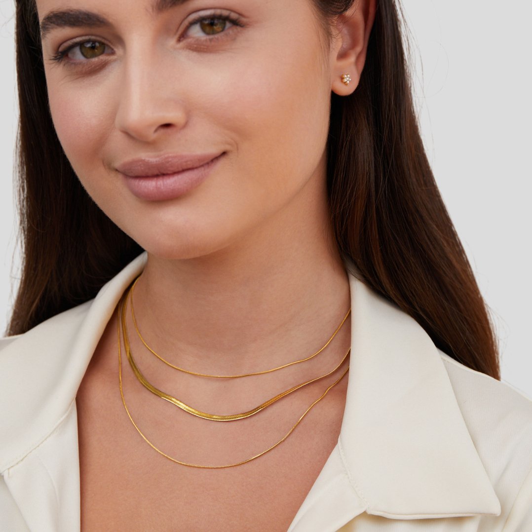 Antoni – A gold-colored layered necklace with a clear structure.