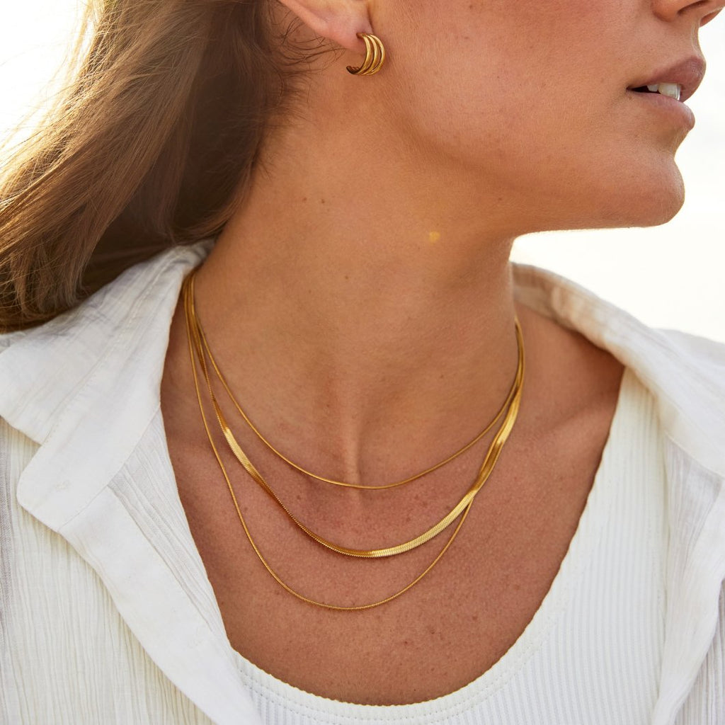Antoni – A gold-colored layered necklace with a clear structure.