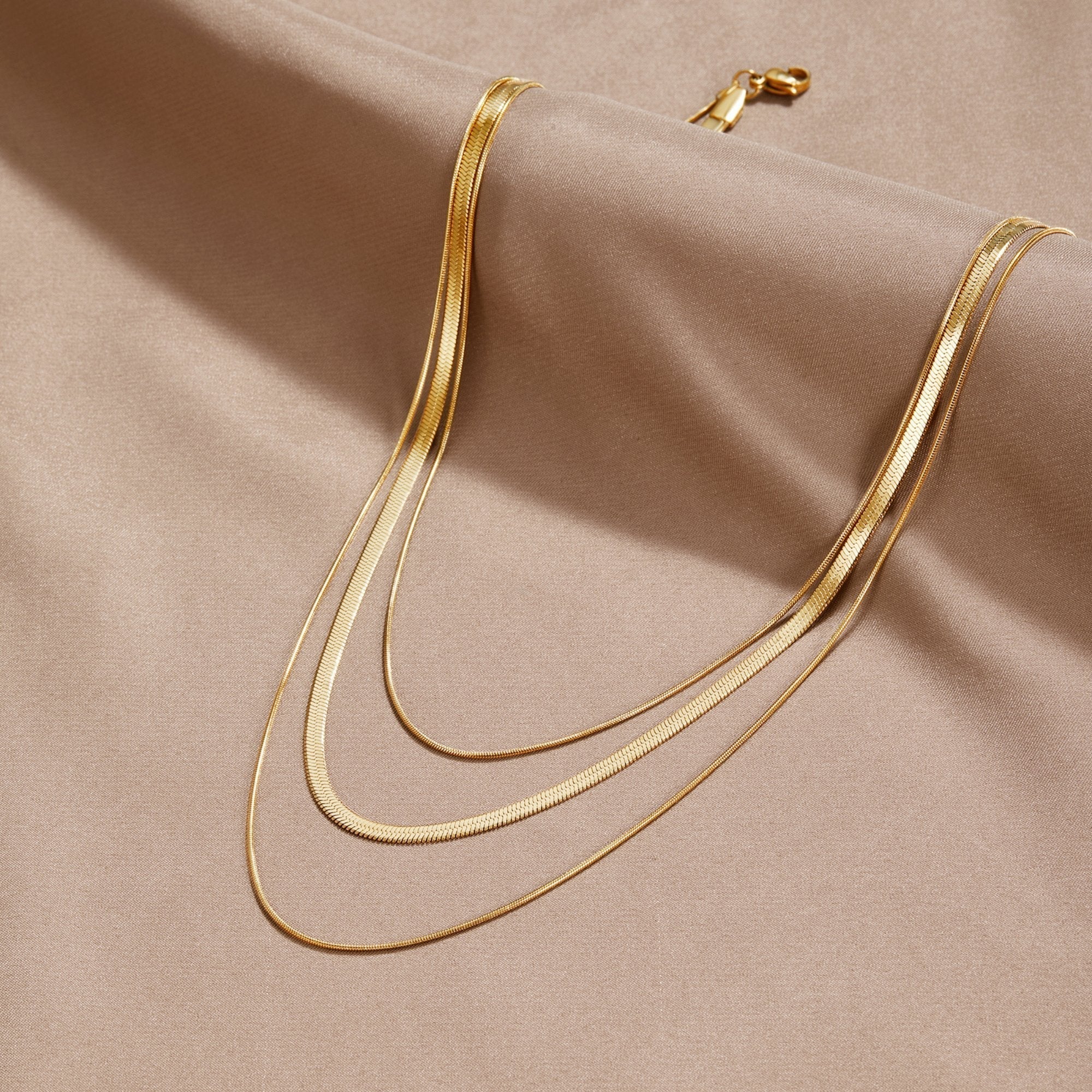 Antoni – A gold-colored layered necklace with a clear structure.