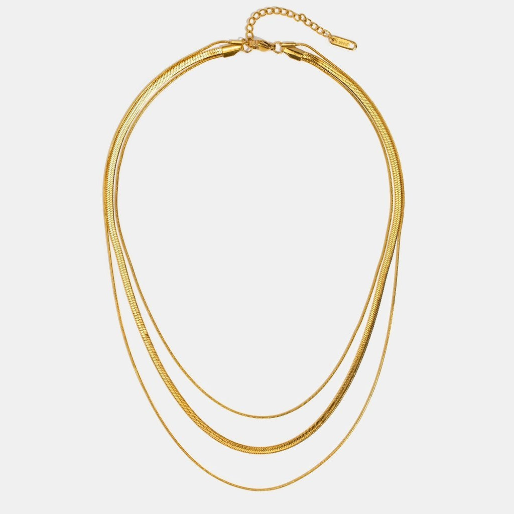 Antoni – A gold-colored layered necklace with a clear structure.