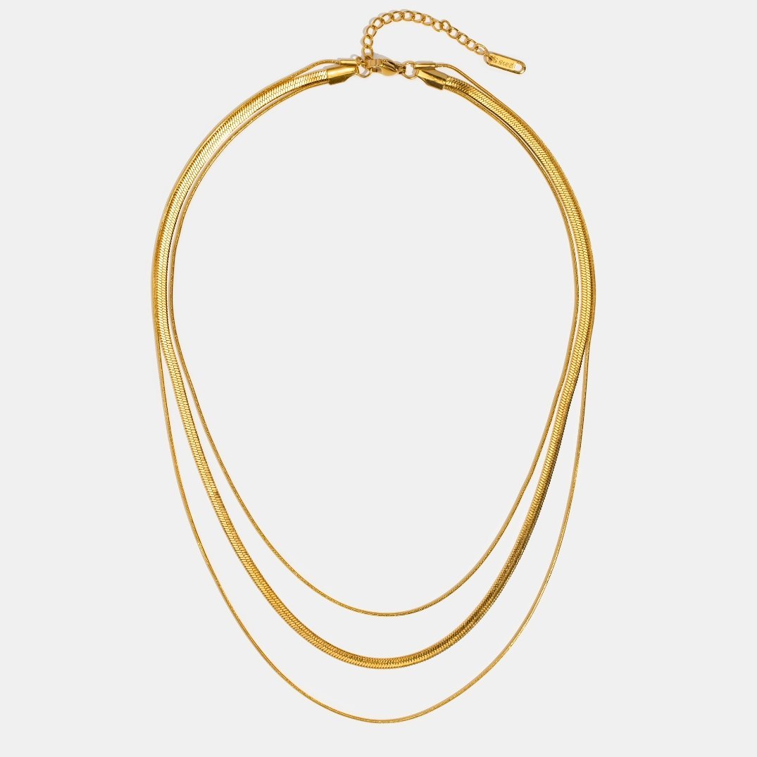 Antoni – A gold-colored layered necklace with a clear structure.