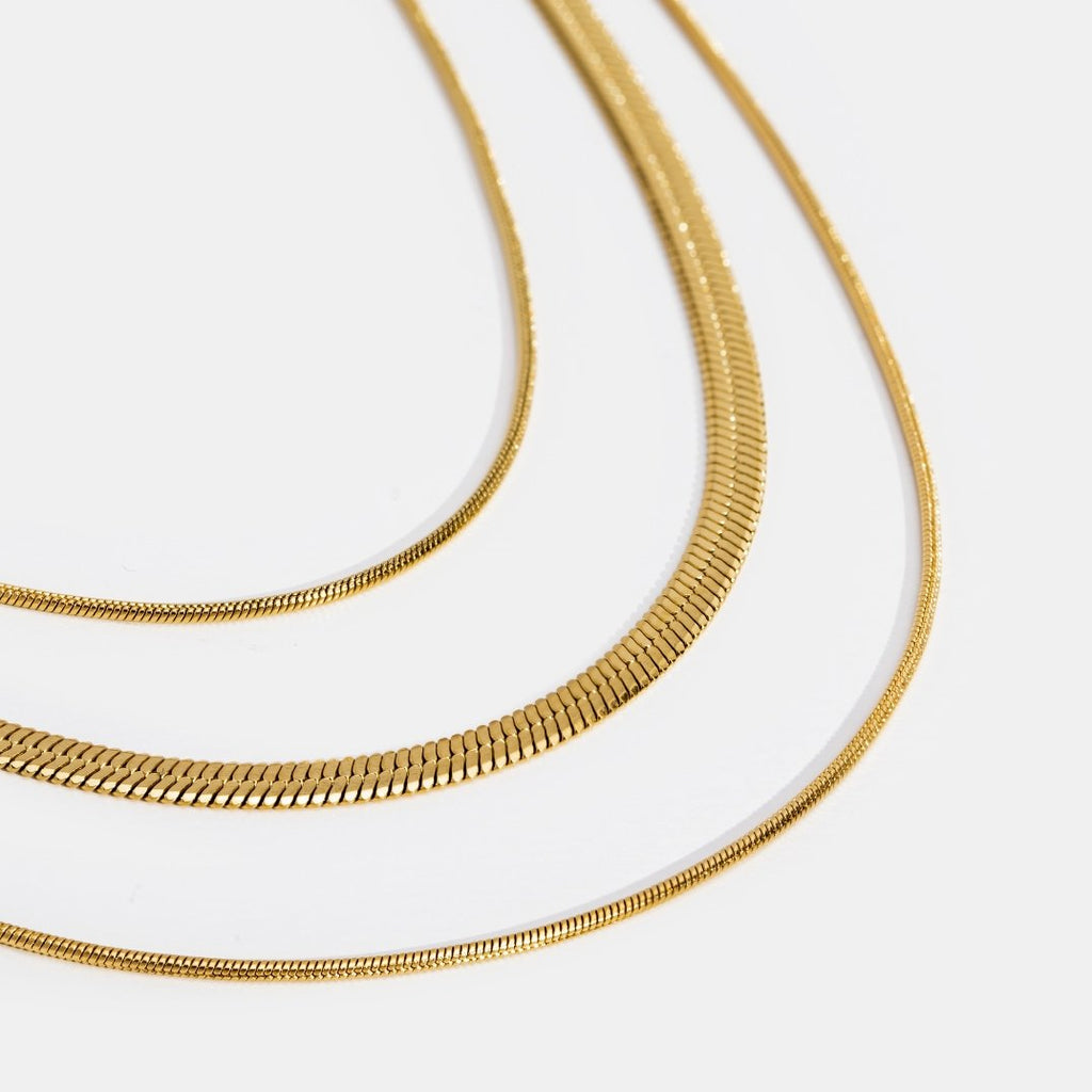 Antoni – A gold-colored layered necklace with a clear structure.