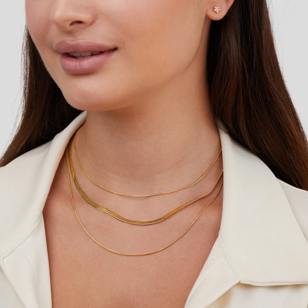 Antoni – A gold-colored layered necklace with a clear structure.