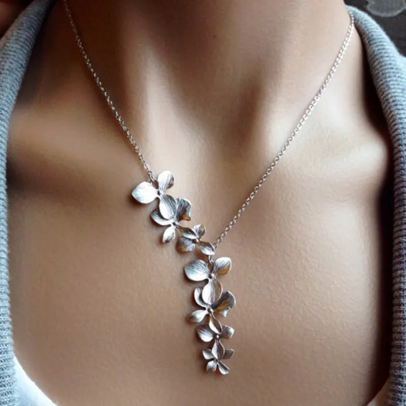 Stephanie – A delicate circular design gold necklace.