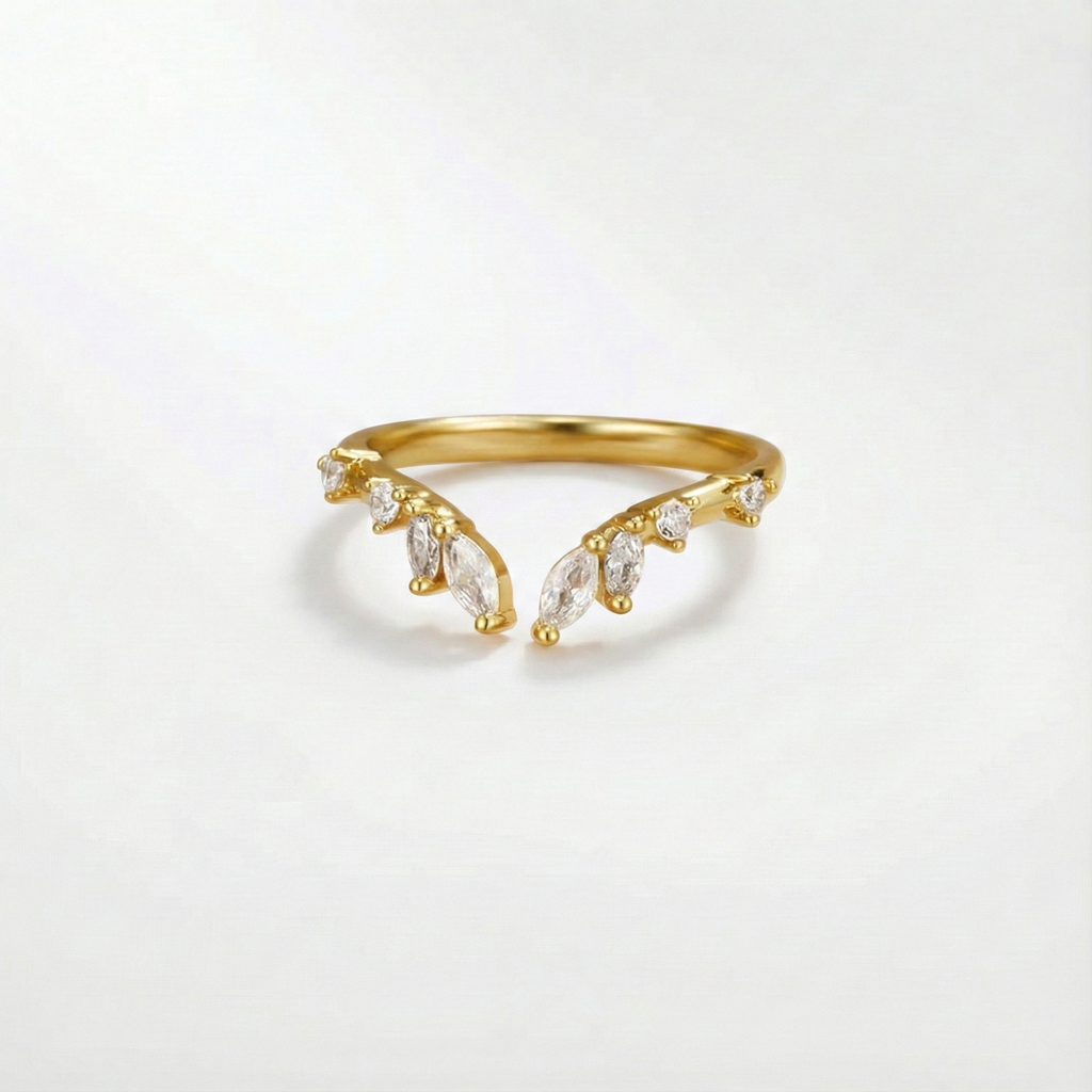 Johanna – An open and curvaceous gold ring.