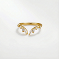 Johanna – An open and curvaceous gold ring.
