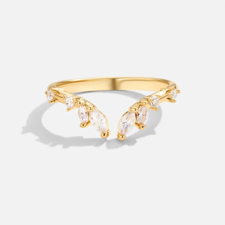 Johanna – An open and curvaceous gold ring.