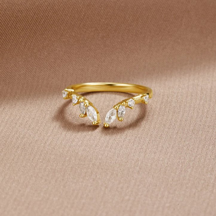 Johanna – An open and curvaceous gold ring.