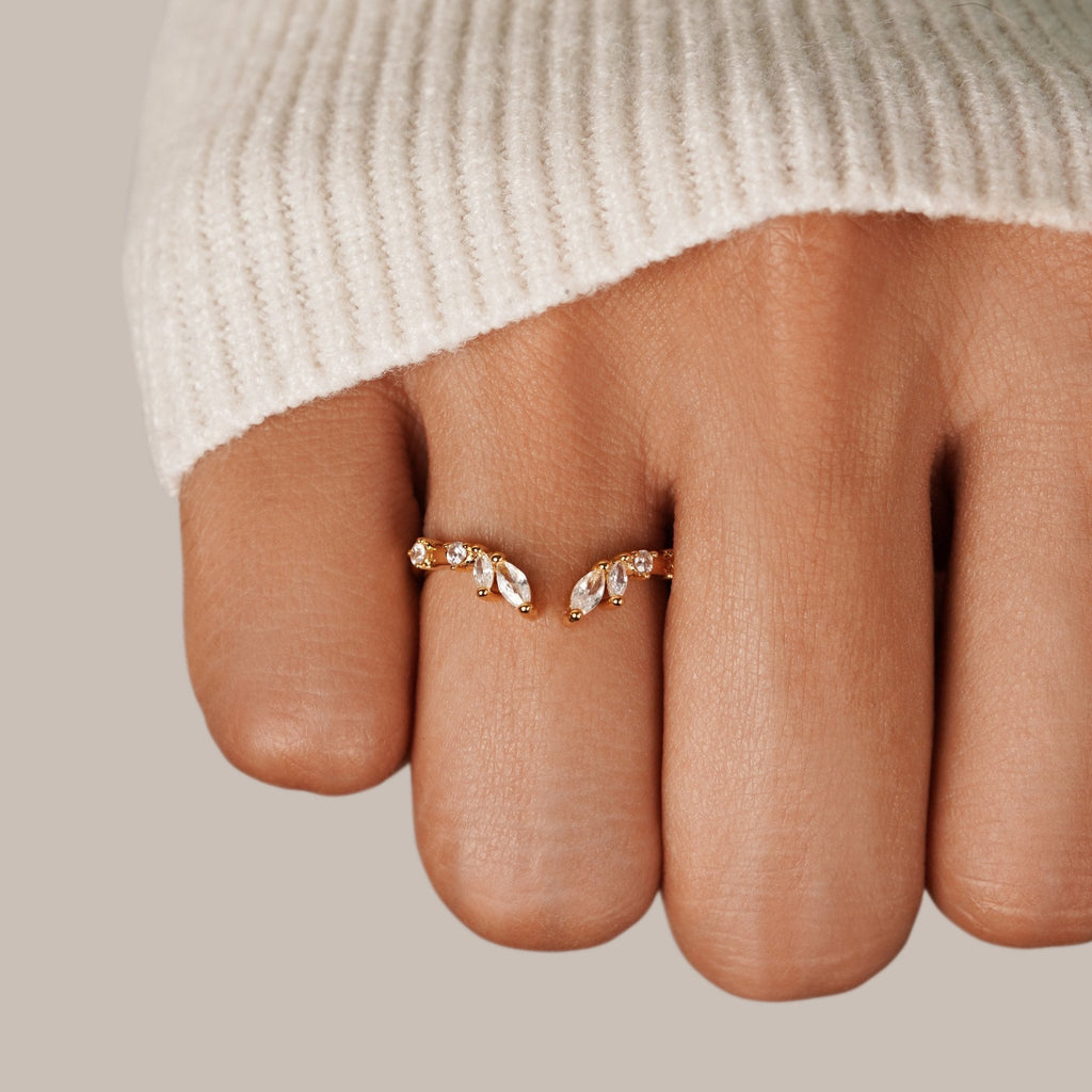 Johanna – An open and curvaceous gold ring.
