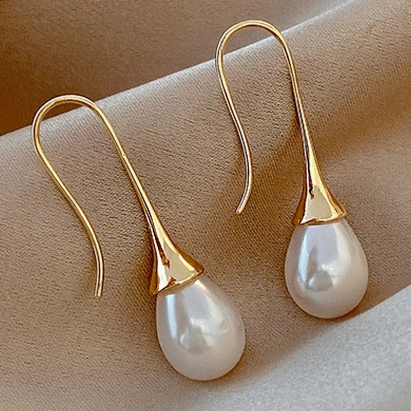 Tamara - Classic Pearl Earrings Helena