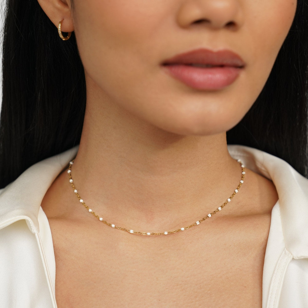 Sabina – A delicate gold necklace with mini pearls.
